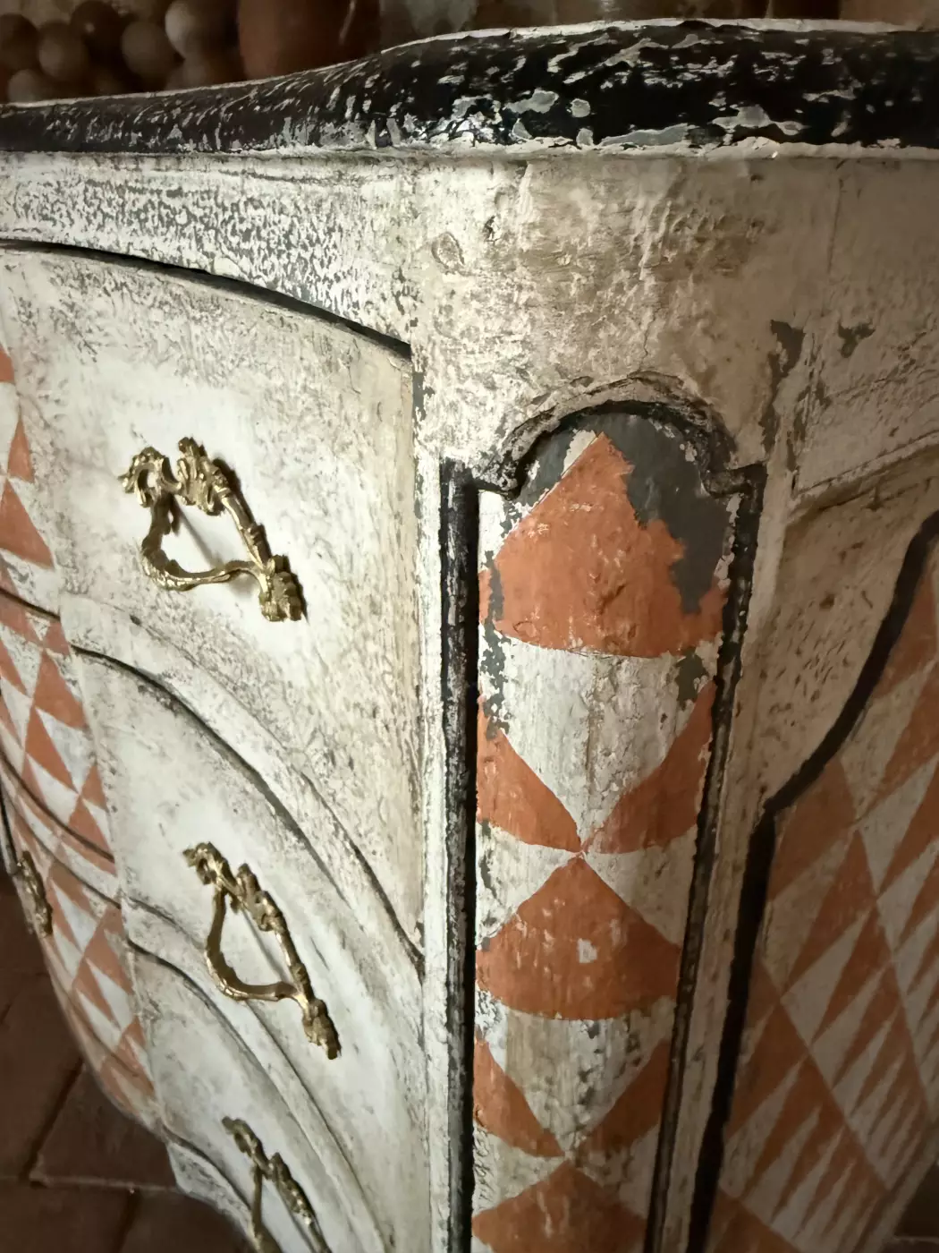 Exemple de patine grise sur meuble ancien