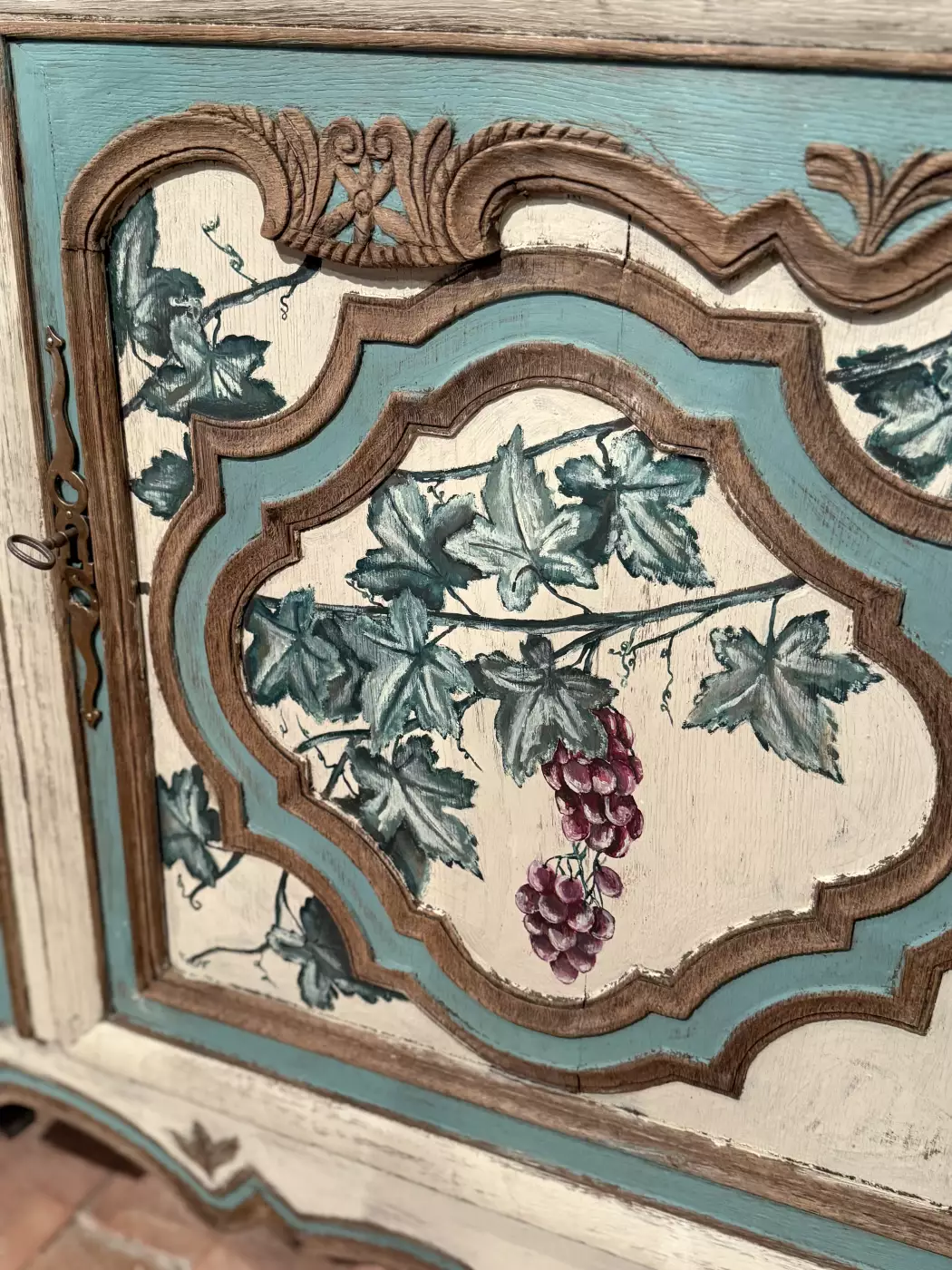 Exemple de patine noire sur meuble ancien